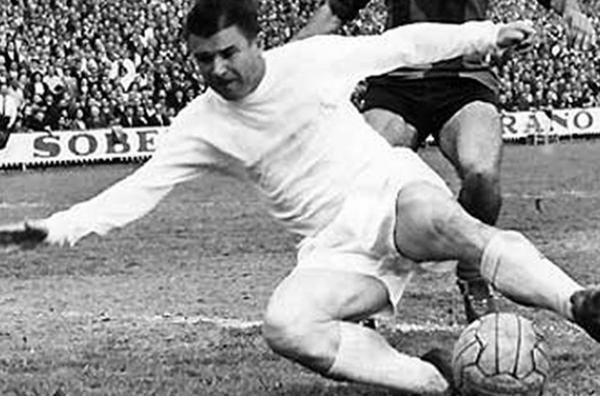 足球史上最伟大十大边锋,史上最伟大球王梅西