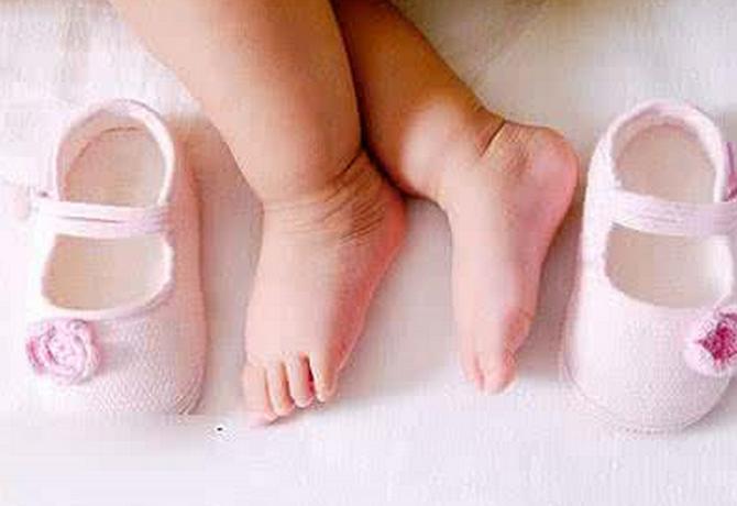 五岁女儿夹紧双腿扭动，检查后妈妈悔不当初，原因居然是平时的穿着问题