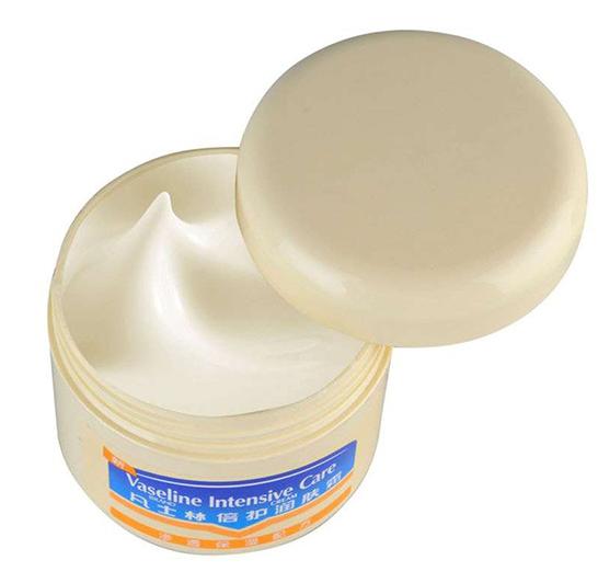 连续下雨房间墙壁发霉有虫,木门潮湿发霉白点怎么处理