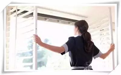 夏天在空调房仍出汗怎么办,夏天流汗进空调房好冷怎么办