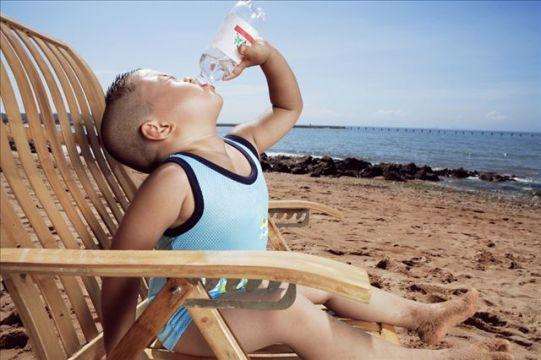 天气热不要让宝宝中暑,天气太热怎么给孩子预防中暑