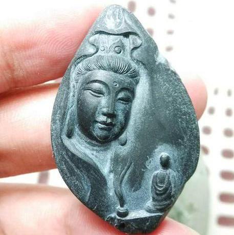 墨翠黑色翡翠原石,黑色翡翠和墨翠的区别