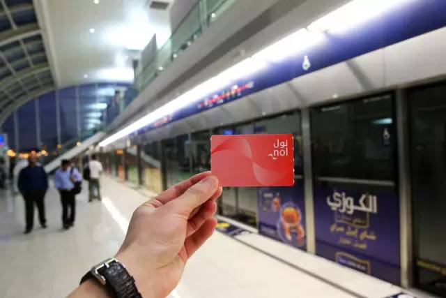 迪拜,一边是黄金,一边是黄土