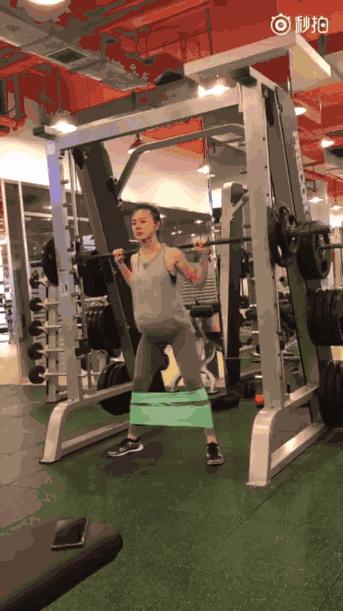 孕期能练杠铃吗,孕妇哑铃深蹲