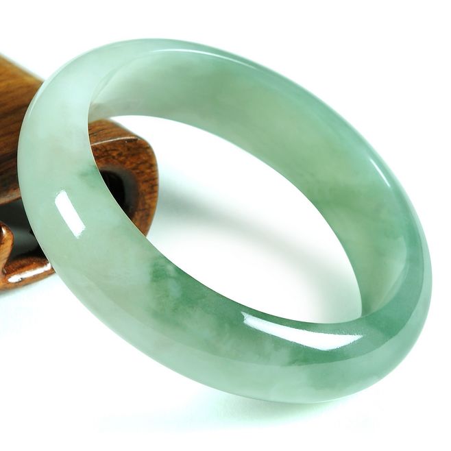 玉手镯挑人吗,玉人手镯