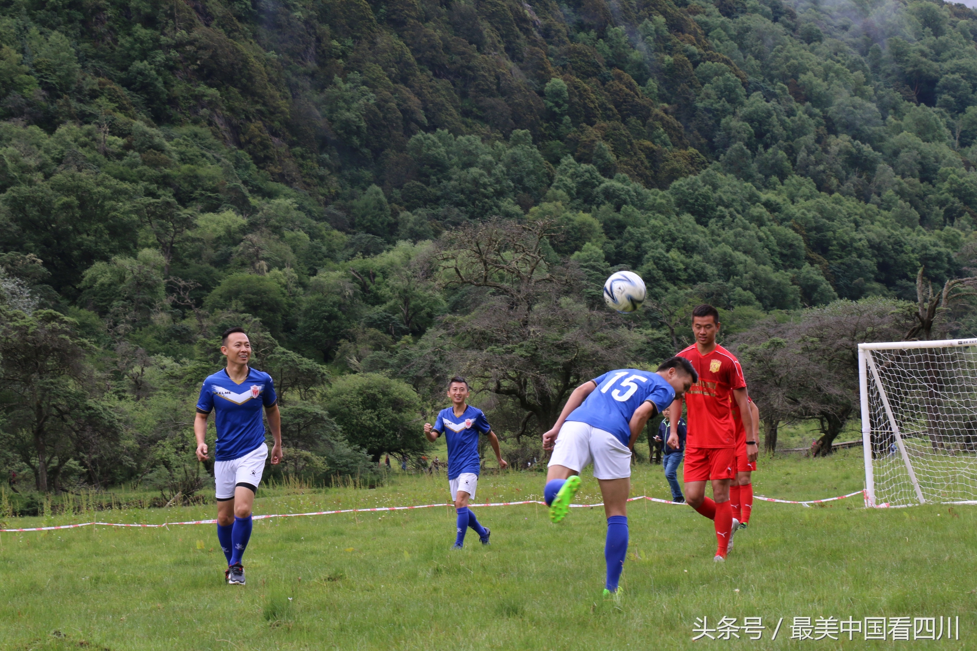 川渝足球首次高原巅峰对决在四姑娘山清凉打响