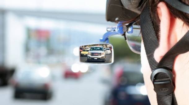 把「后视镜」戴在自己的眼睛前面，是一种什么样的体验？