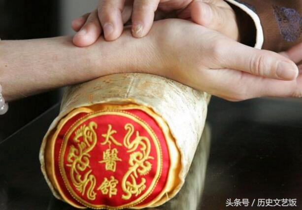 老太医的悬丝诊脉只准过一次，乾隆认可了，后妃们又听了一个笑柄