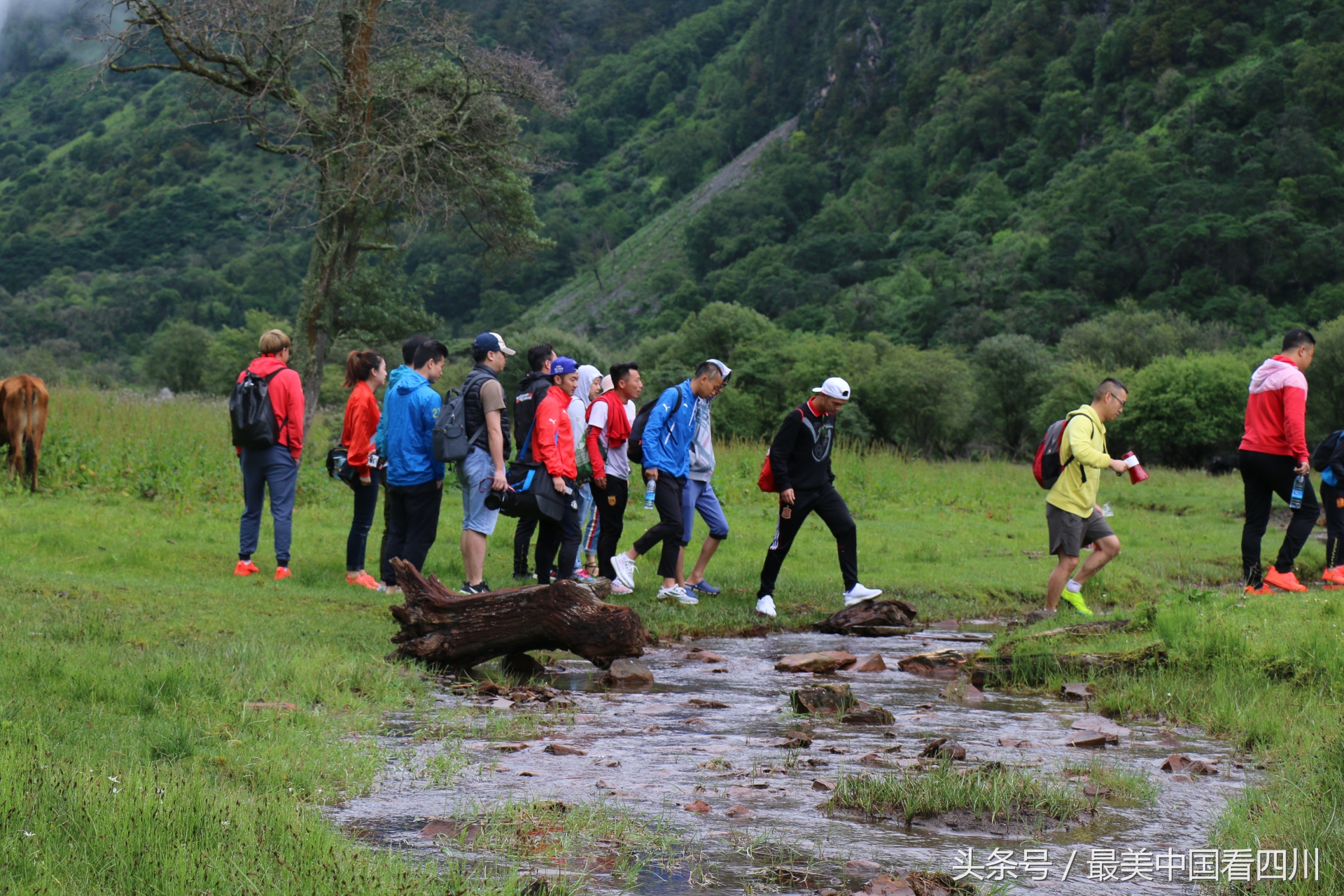 川渝足球首次高原巅峰对决在四姑娘山清凉打响
