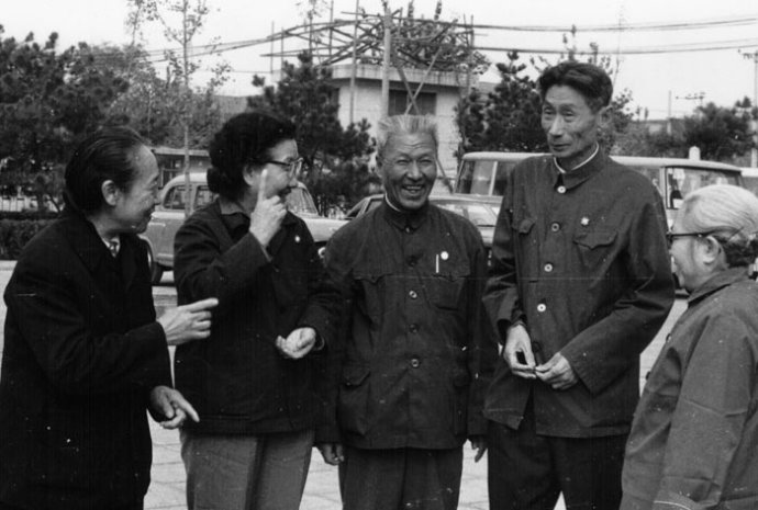 晚年马三立幽默感已深入骨髓，最爱读书写字，题写天津“名流茶馆”保存至今