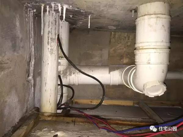 房顶漏水可以铺瓷砖补救吗,房顶漏水从里面补