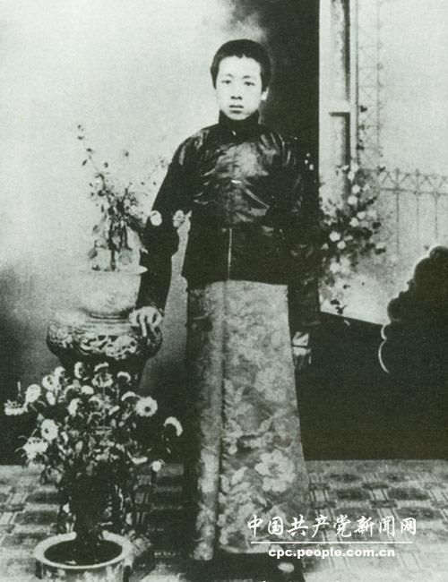 周总理16岁时写的半部武侠小说《巾帼英雄》到底在说什么