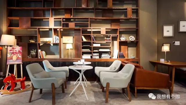 他辞去国企高管工作，把独立电影社搬进可以画画、喝咖啡的美术馆