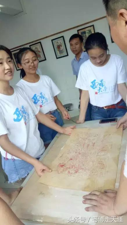 10名大一男女生，暑假在梁平用100元办了一件事~