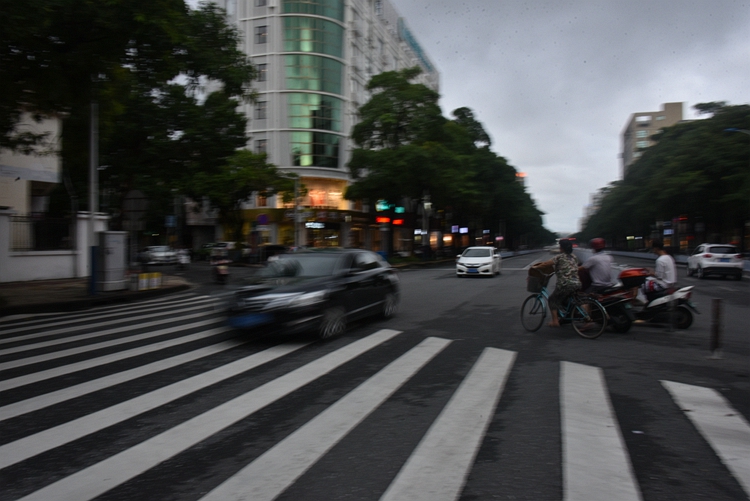 北海不礼让行人不扣分的视频,广西北海礼让行人监测点