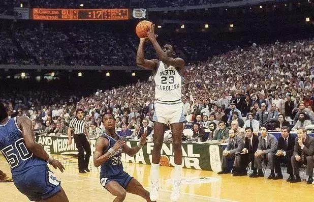 詹姆斯各数据碾压乔丹,说詹姆斯是大猩猩的主播是谁