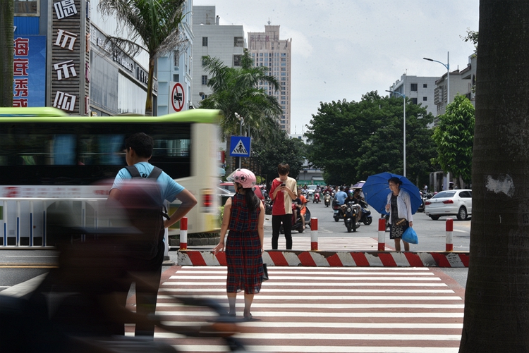北海不礼让行人不扣分的视频,广西北海礼让行人监测点