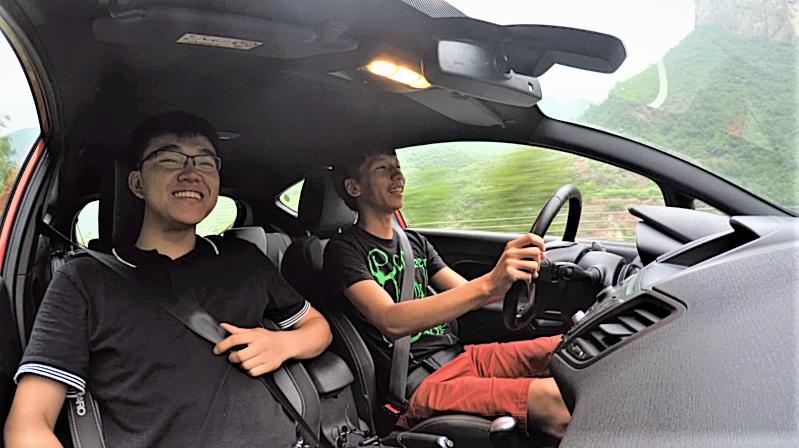 MT、布座椅、没加热、天窗、导航，偏执的选择——嘉年华ST！