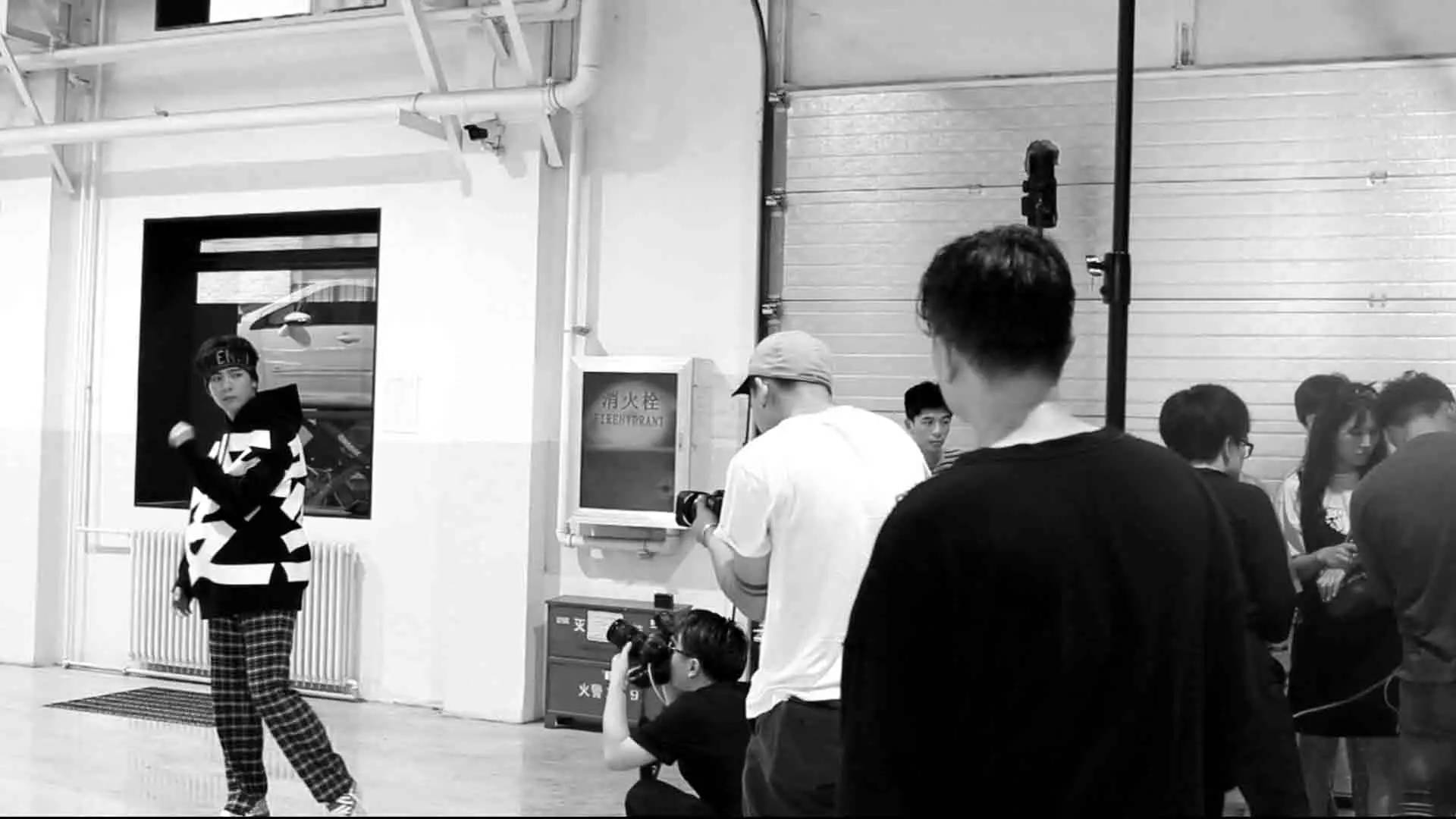 王嘉尔jackson军训,jackson王嘉尔烟嗓