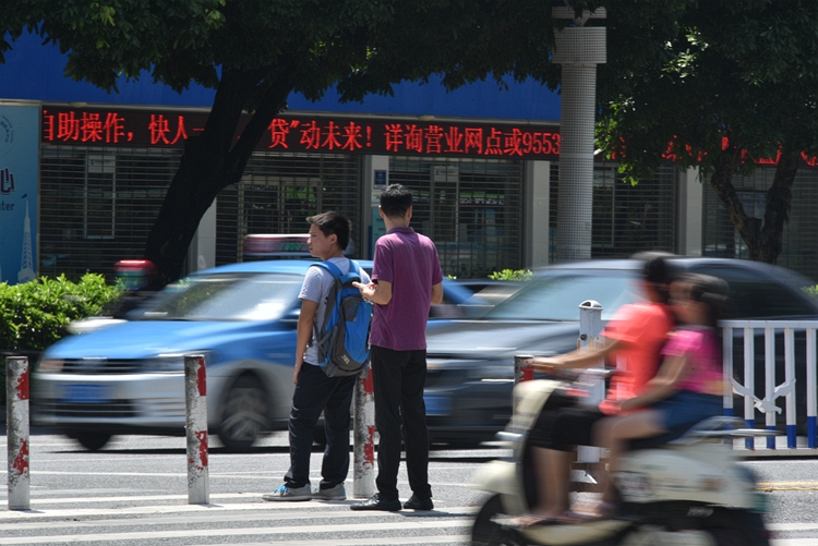 北海不礼让行人不扣分的视频,广西北海礼让行人监测点
