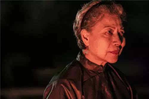 男友离世女友伤心欲绝,女子因男友去世伤心过度