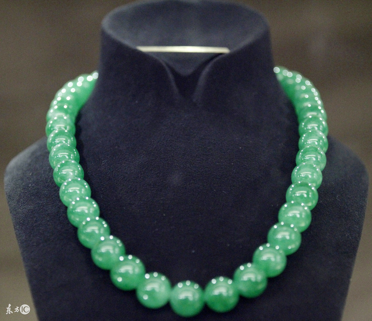 收藏这10点让你买翡翠时少走弯路,翡翠收藏全攻略如何辨别高档翡翠