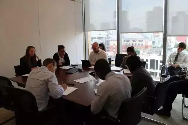 他们跟踪妹子一天，带你感受一下每天6点起床年薪50万的工作