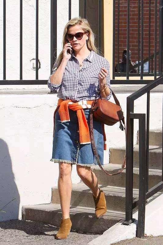 今年流行的前后开叉牛仔半裙,2022流行的牛仔半裙