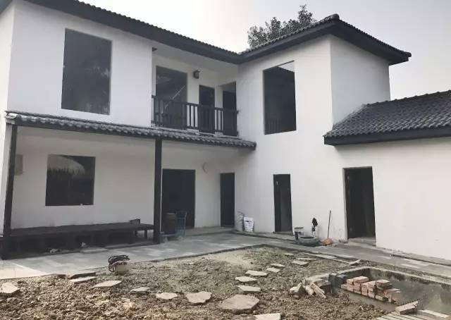 90后帅哥花3000元爆改出租屋后，又买了个破院子