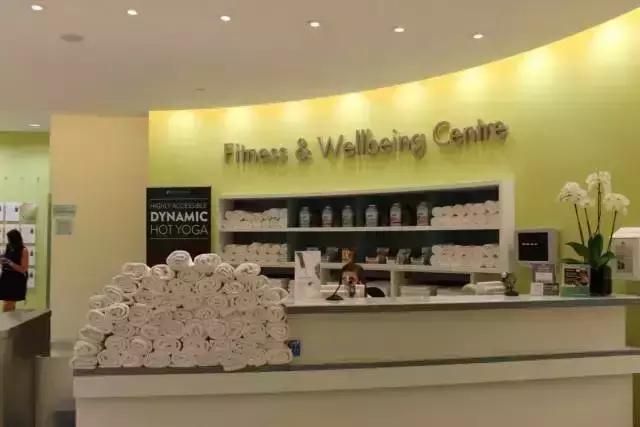 他们跟踪妹子一天，带你感受一下每天6点起床年薪50万的工作