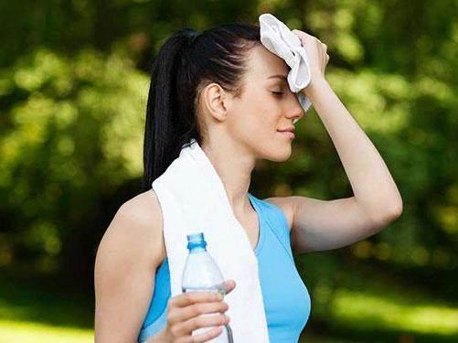 上半身多汗是什么症状,老人多汗是4种病的警告