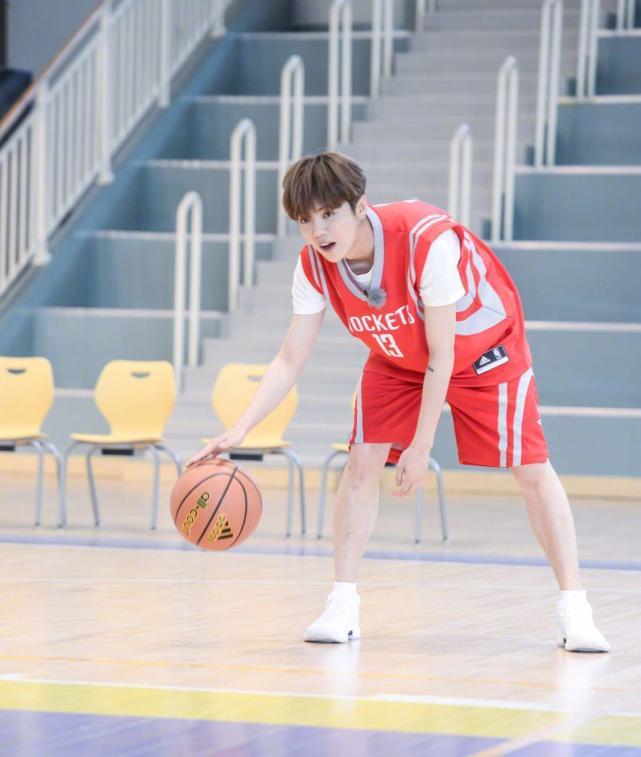 鹿晗一身黑色修身西服帅气十足,鹿晗金发运动服