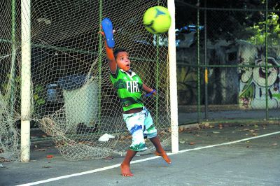 从巴西贫民窟走出来的足球巨星们,巴西贫民窟出来的足球巨星都有谁