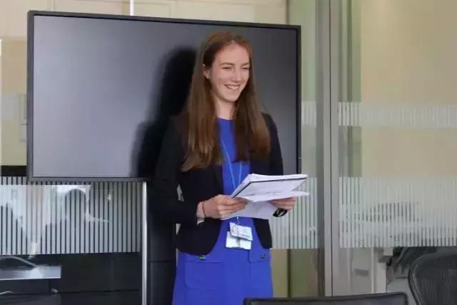 他们跟踪妹子一天，带你感受一下每天6点起床年薪50万的工作