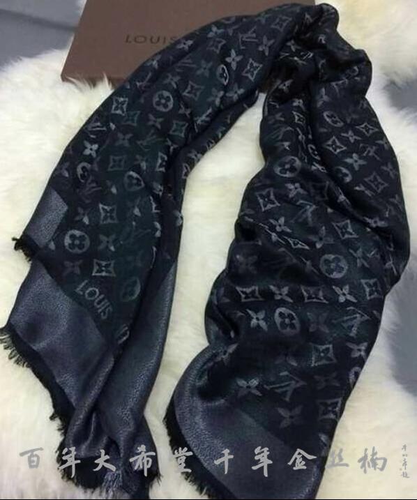 围巾围住头发,很冷围上围巾就不冷了