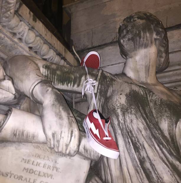 杨幂，金小妹都爱的“假VANS”，为何却有八倍价钱差距？