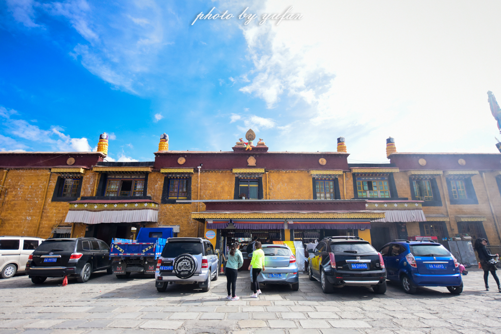 拉萨有哪几个寺庙,拉萨有一个建在山上的寺庙