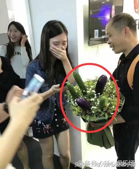 为什么你们男人都喜欢把TT放在枕头底下,男友看了我一眼就走了!