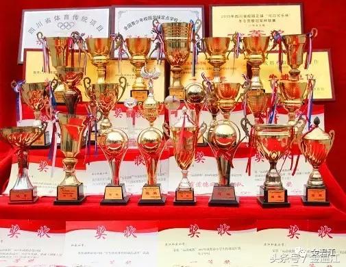 刚刚，这两个温江女孩踏上*途征**为国争光！果然啊，没有无缘无故的成功