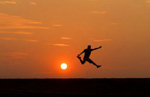 建塑胶跑道球场,球场塑胶跑道怎么施工