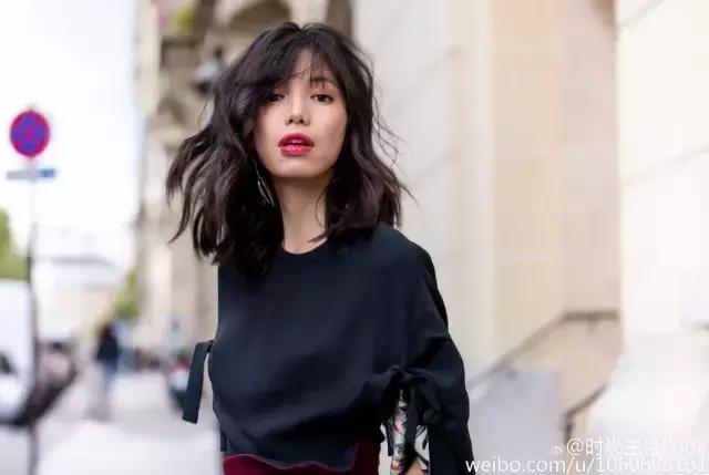 大嘴短发被讽“怪物”，如今逆袭时尚圈第一宠儿