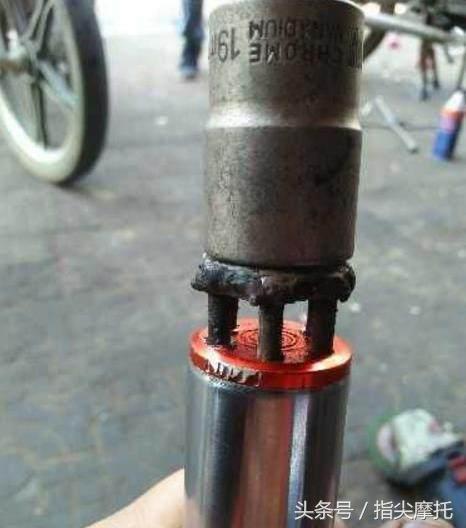 减震器漏油换新油和油封几天好了,摩托前减震器漏油