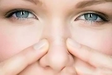 不停流鼻涕打喷嚏是怎么回事,流鼻涕不停打喷嚏咳嗽是怎么回事