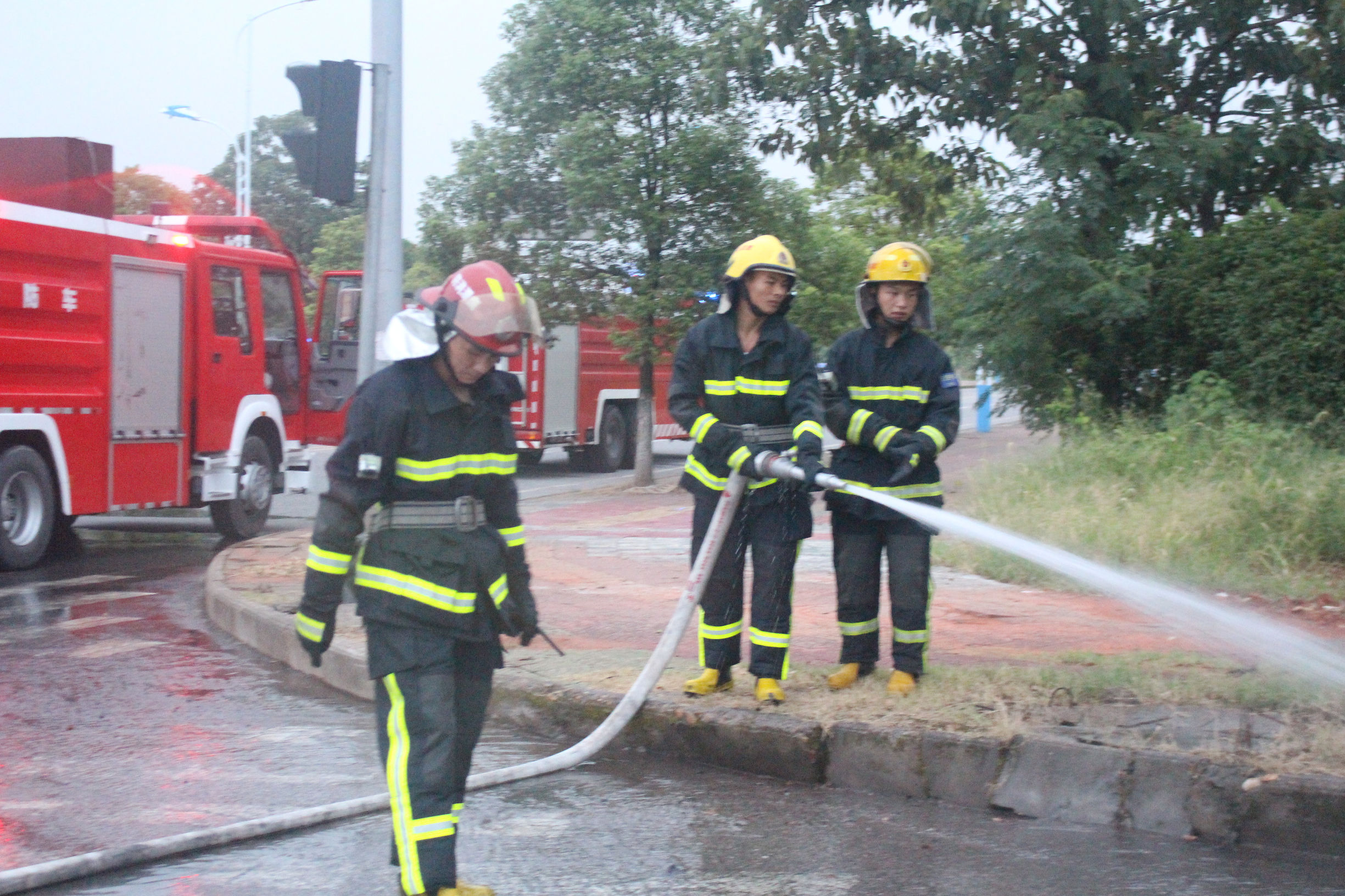 路上突然起火消防队迅速扑灭,摩托车起火民警飞奔救援30秒扑灭