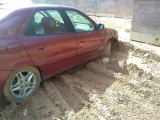 汽车陷进泥坑里怎么出来,车子陷进泥里教你一招解决问题