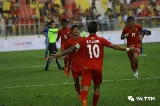 民众冒大雨聚集在仰光观看球赛，缅甸男足旗开得胜！