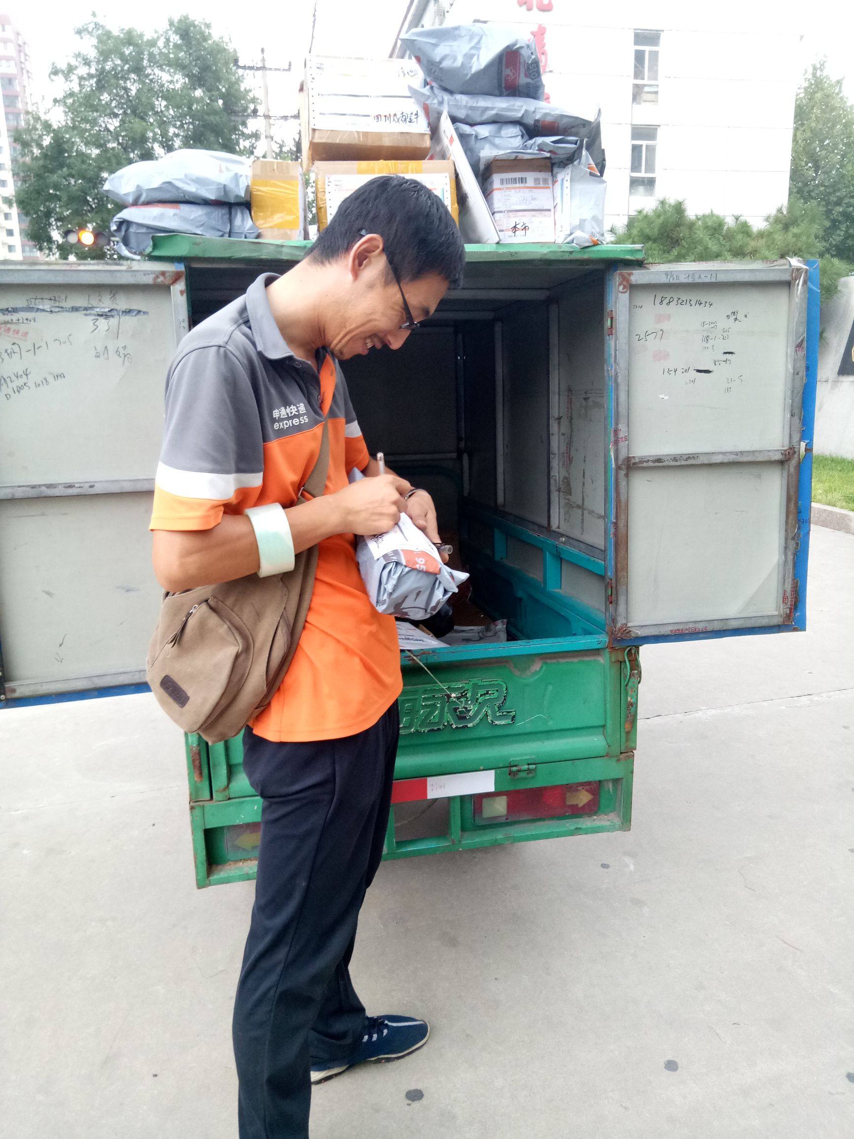 外卖员帮捎卫生巾,外卖员送卫生巾