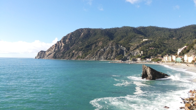 浜氬緱閲屼簹娴峰哺鏃呮父,浜氬痉閲屼簹灏忛晣娴疯竟