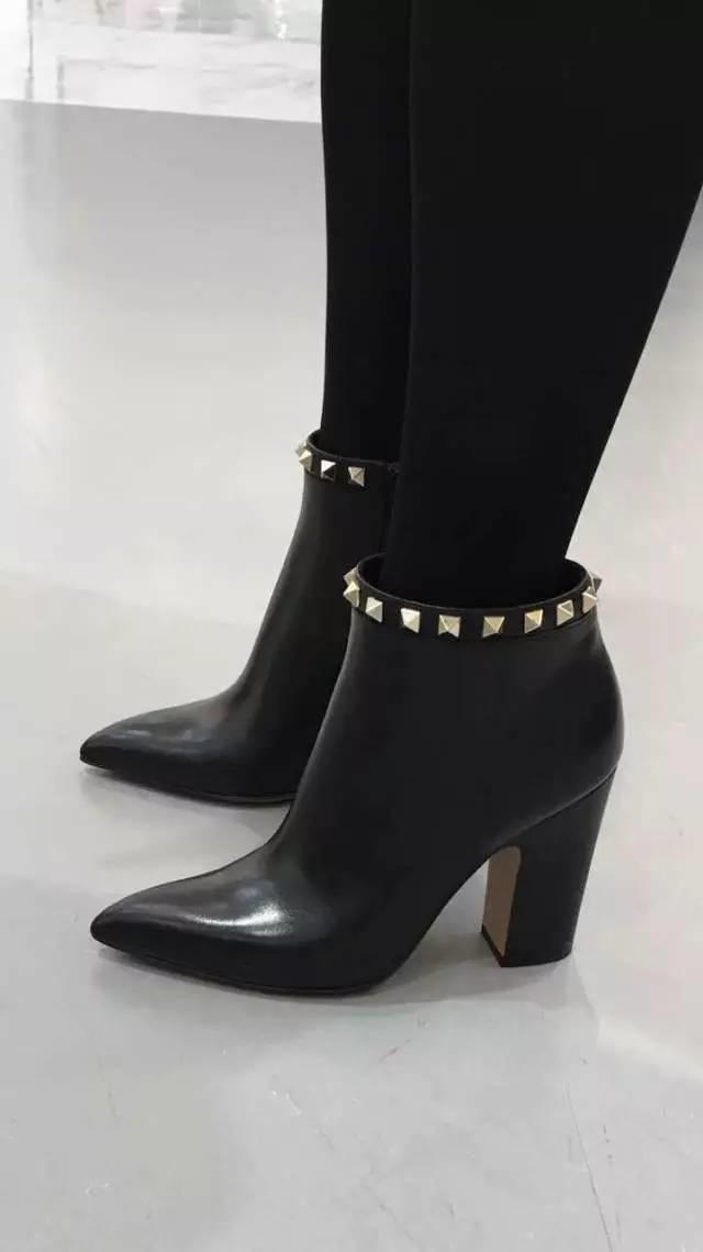 女生到底要有多少双RV、JIMMCHOO鞋才能满足啊？