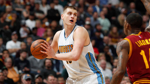 考神浓眉联手双塔,中锋凋零